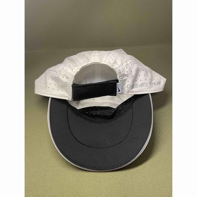NIKE ナイキ キャップ　白　エアロビル テイルウィンド　ランニング メンズの帽子(キャップ)の商品写真