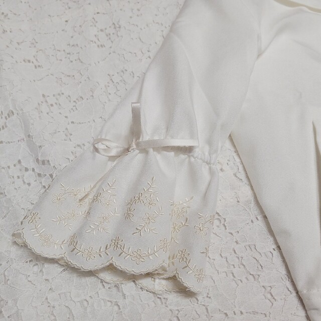 axes femme(アクシーズファム)のアクシーズファム　スカラップ刺繍袖ブルゾン　ホワイト レディースのジャケット/アウター(ブルゾン)の商品写真