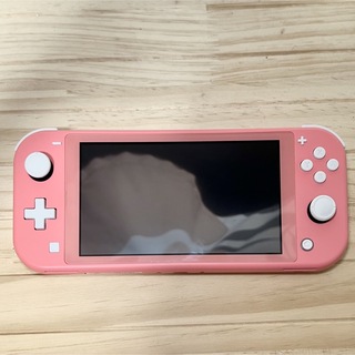 ニンテンドースイッチ(Nintendo Switch)の美品　Nintendo Switch Lite コーラルピンク　　2020年製(携帯用ゲーム機本体)