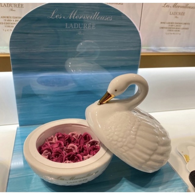 LADUREE(ラデュレ)のレ・メルヴェイユーズ  ラデュレ 白鳥 2019年クリスマスコフレ 新品 コスメ/美容のベースメイク/化粧品(チーク)の商品写真