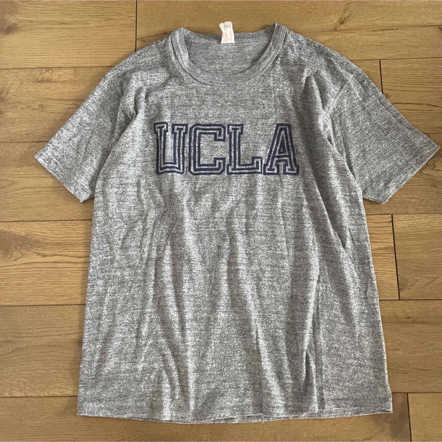 Ameri VINTAGE(アメリヴィンテージ)の古着屋購入　UCLAロゴTシャツ　ポリコットンT アメリカ製 レディースのトップス(Tシャツ(半袖/袖なし))の商品写真