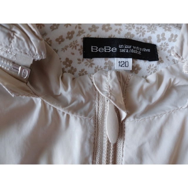 BeBe(ベベ)のBeBe フリル ブルゾン ベージュ 120 キッズ/ベビー/マタニティのキッズ服女の子用(90cm~)(ジャケット/上着)の商品写真