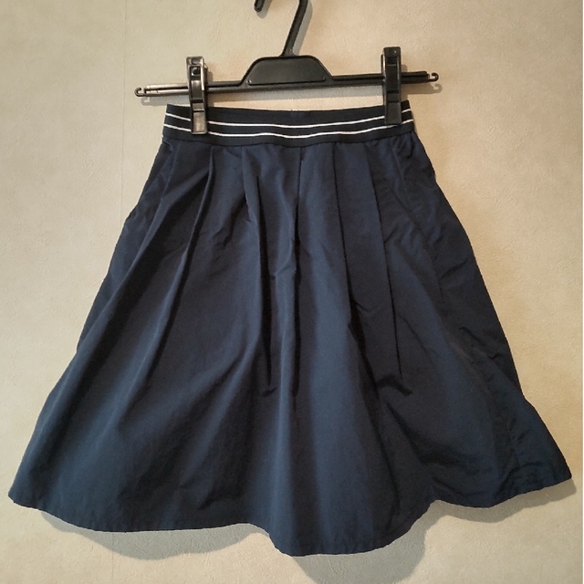 フリル白ブラウスと紺スカート セット 140 キッズ/ベビー/マタニティのキッズ服女の子用(90cm~)(ブラウス)の商品写真