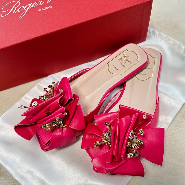 ROGER VIVIER(ロジェヴィヴィエ)の新品未使用！ロジェヴィヴィエ　フラワービジューサンダル レディースの靴/シューズ(サンダル)の商品写真