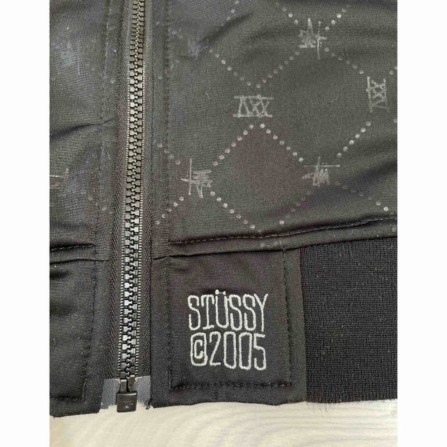 STUSSY(ステューシー)のSTUSSYステューシー　トラックジャケット2005　25周年　総柄　ブラックL メンズのジャケット/アウター(その他)の商品写真