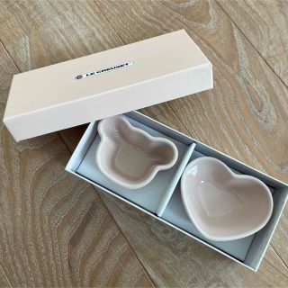 LE CREUSET - ベビー ツインラムカン ベアー&ハート ミルキーピンクの