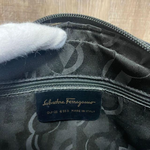 Salvatore Ferragamo フェラガモ　ショルダーバッグ　ヴァラ　黒