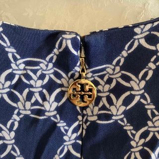 トリーバーチ(Tory Burch)のトリーバーチ　ロゴ柄プリント　ワンピース　ロゴチャーム付き　(ひざ丈ワンピース)