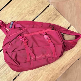 パタゴニア(patagonia)のPatagonia Atom8L マゼンタカラー　未使用(ボディーバッグ)