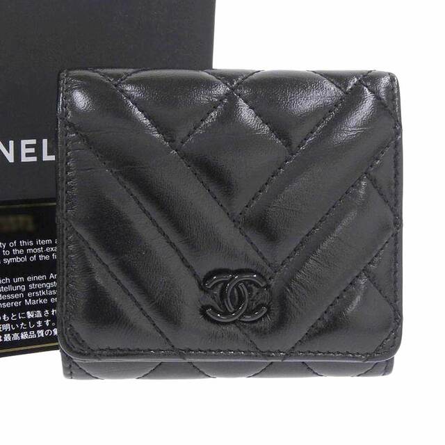 【本物保証】 箱・保付 超美品 シャネル CHANEL Vステッチ シェブロンデザイン ココマーク ロゴ 三つ折財布 レザー 黒 シール付 28番台  | フリマアプリ ラクマ