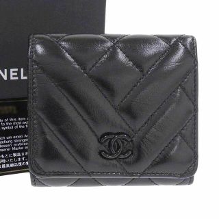 シャネル(CHANEL)の【本物保証】 箱・保付 超美品 シャネル CHANEL Vステッチ シェブロンデザイン ココマーク ロゴ 三つ折財布 レザー 黒 シール付 28番台(財布)