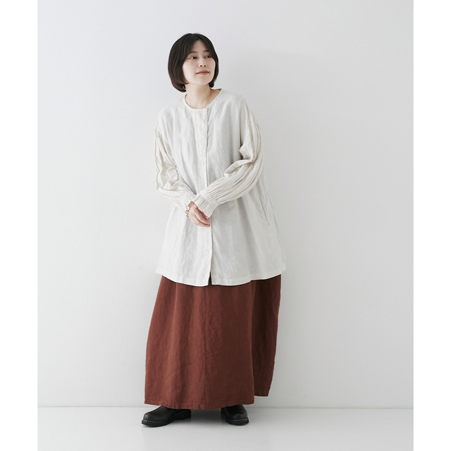 nest Robe(ネストローブ)の【出品今日まで】ネストローブ　リネン 袖口配色メローブラウス  オフ白 レディースのトップス(シャツ/ブラウス(長袖/七分))の商品写真