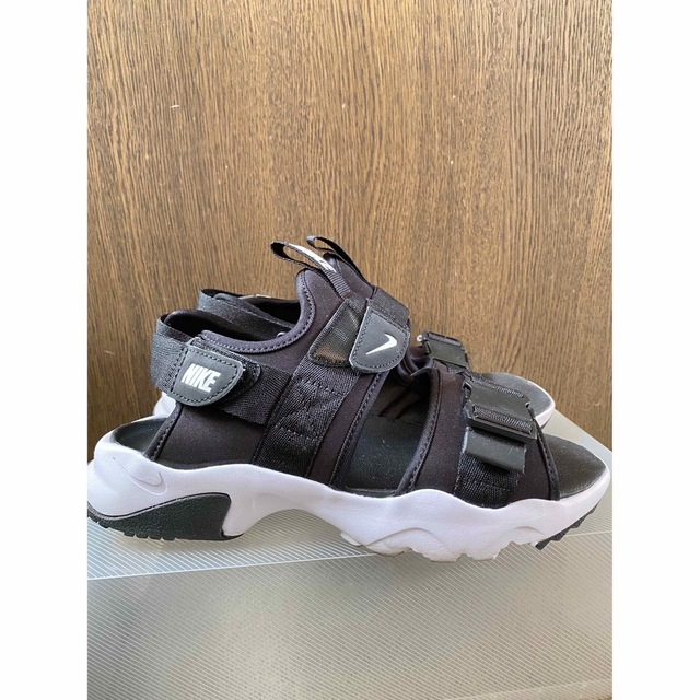 NIKE(ナイキ)のNIKE W CANYON SANDAL CV5515-001 レディースの靴/シューズ(サンダル)の商品写真