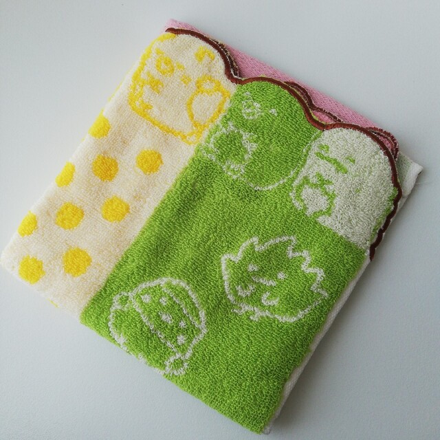 すみっコぐらし(スミッコグラシ)のすみっコぐらし　ハンドタオル　タオル　刺繍　ハンカチ　カラフル　パステルカラー インテリア/住まい/日用品の日用品/生活雑貨/旅行(タオル/バス用品)の商品写真