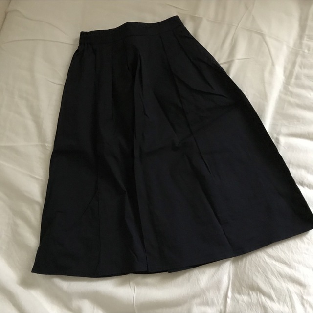 GU(ジーユー)のGU イージーチノスカート　フレアスカート　ネイビー レディースのスカート(ひざ丈スカート)の商品写真