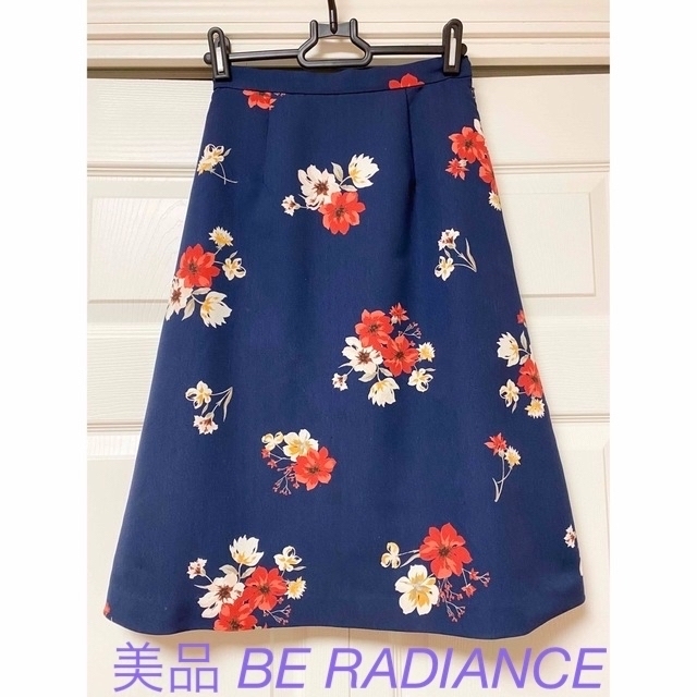 BE RADIANCE(ビーラディエンス)の*美品* BE RADIANCE 花柄 台形 スカート ネイビー 膝下丈 レディースのスカート(ひざ丈スカート)の商品写真