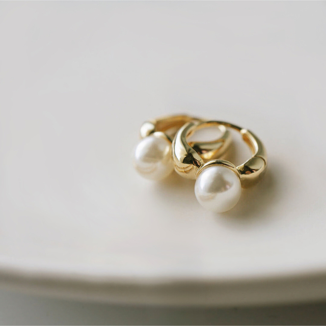 DEUXIEME CLASSE(ドゥーズィエムクラス)のdainty pearl hoop pierce 18k coating レディースのアクセサリー(ピアス)の商品写真