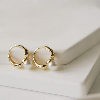 ドゥーズィエムクラス(DEUXIEME CLASSE)のdainty pearl hoop pierce 18k coating(ピアス)