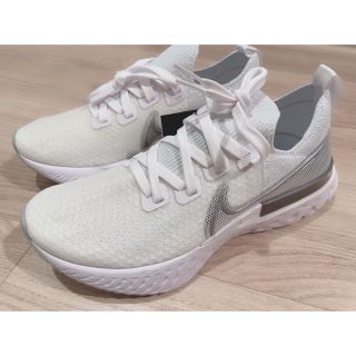 ナイキ(NIKE)の新品　NIKE ナイキ  スニーカー　スリッポン　ホワイト　25cm(スニーカー)