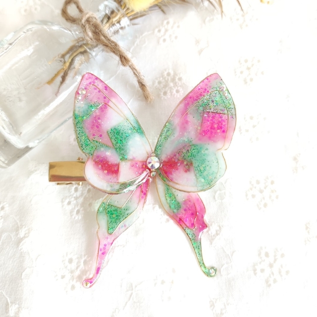 ヘアクリップ　蝶々　レジン ハンドメイドのファッション小物(その他)の商品写真