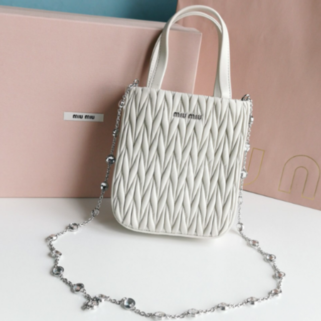 適切な価格 miumiu 新作 バッグ miumiu 美品 - ショルダーバッグ