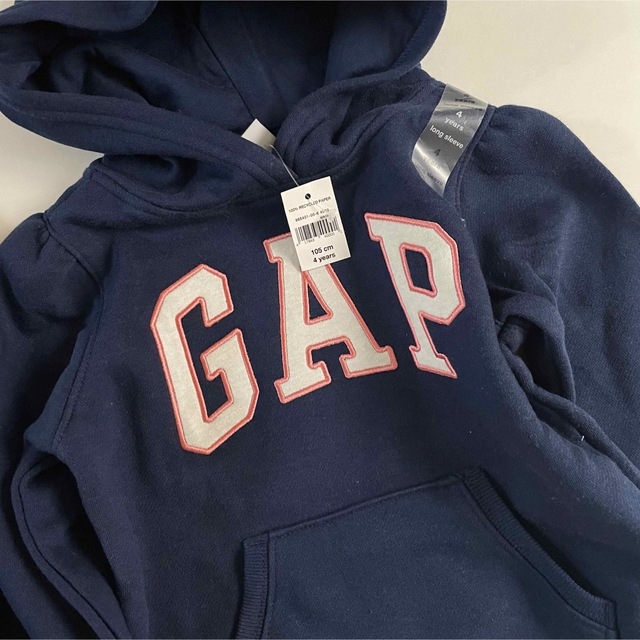 GAP Kids(ギャップキッズ)の【新品未使用】babyGAP ギャップ ネイビー 裏起毛  ロゴパーカー 105 キッズ/ベビー/マタニティのキッズ服女の子用(90cm~)(ジャケット/上着)の商品写真