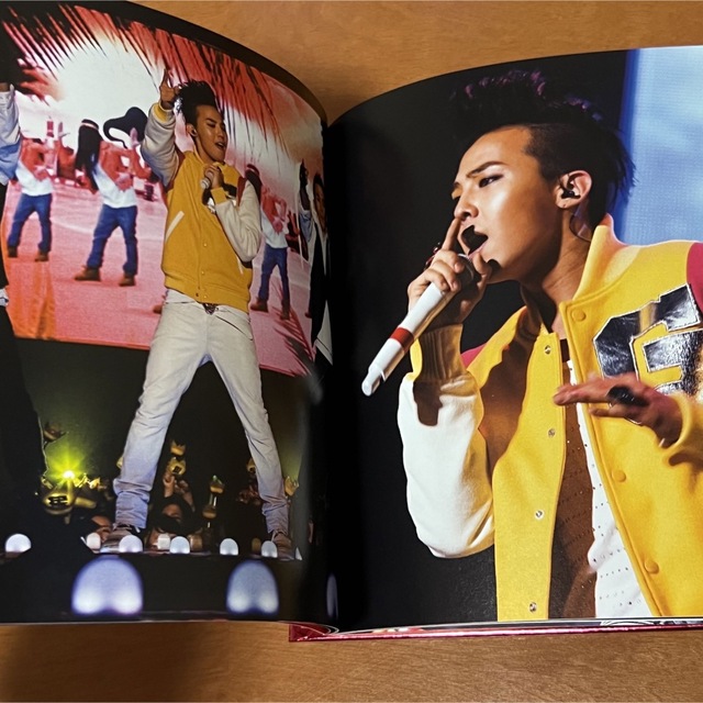 BIGBANG(ビッグバン)の韓国版 G-DRAGON SHINE A LIGHT ライブCD 2枚組 エンタメ/ホビーのCD(K-POP/アジア)の商品写真