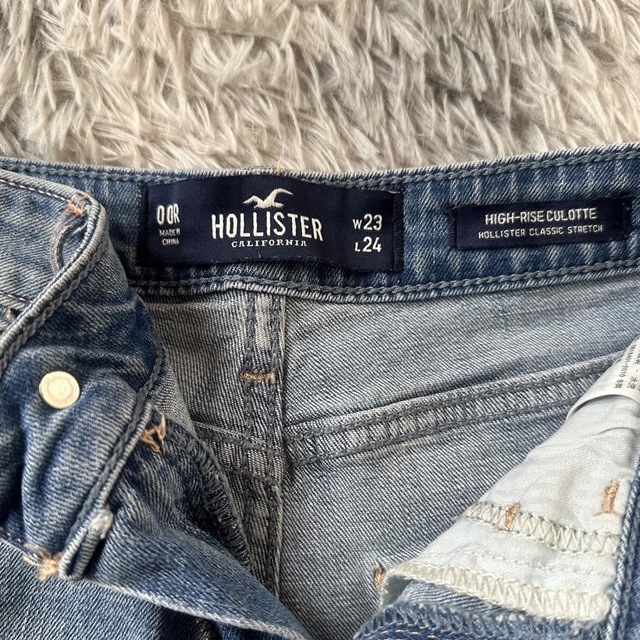 Hollister(ホリスター)のHOLLISTER スリットデニムパンツ レディースのパンツ(デニム/ジーンズ)の商品写真