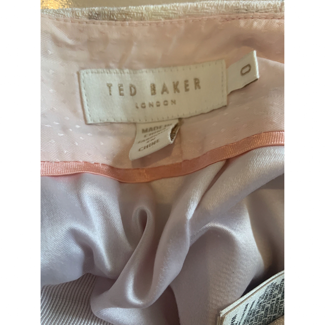 TED BAKER(テッドベイカー)のテッドベイカーの花柄ミニスカート レディースのスカート(ミニスカート)の商品写真