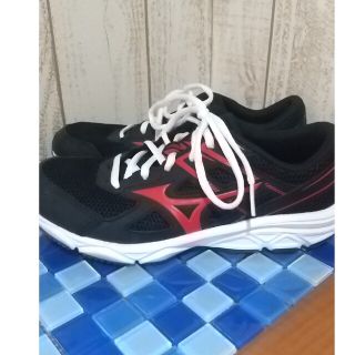 ミズノ(MIZUNO)のMIZUNOミズノスニーカー 黒赤 23 紐靴(スニーカー)