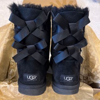 アグ(UGG)のSALE！【超美品！】UGGリボン ムートンブーツ 黒 USサイズ6(ブーツ)