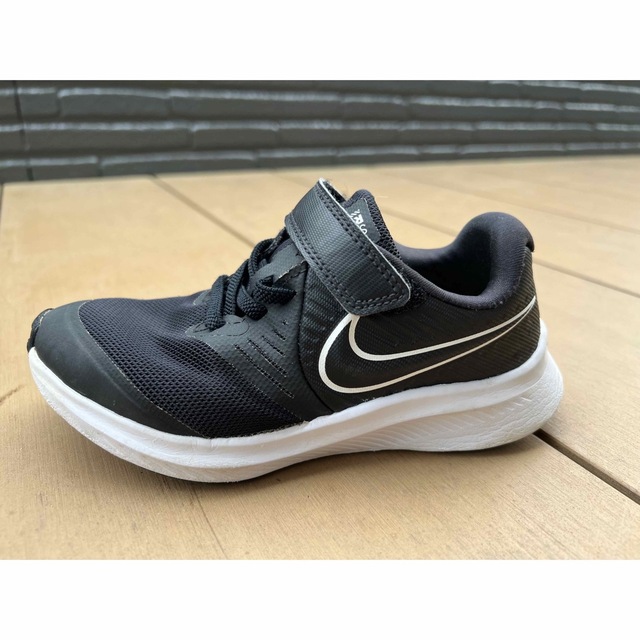 NIKE(ナイキ)のナイキ　キッズスニーカー　AT1801-101 18センチ キッズ/ベビー/マタニティのキッズ靴/シューズ(15cm~)(スニーカー)の商品写真