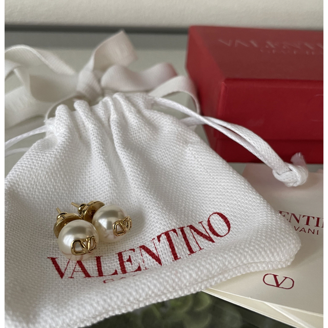 valentino garavani(ヴァレンティノガラヴァーニ)のVALENTINO ヴァレンティノ VLOGOピアス レディースのアクセサリー(ピアス)の商品写真