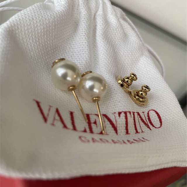 valentino garavani(ヴァレンティノガラヴァーニ)のVALENTINO ヴァレンティノ VLOGOピアス レディースのアクセサリー(ピアス)の商品写真