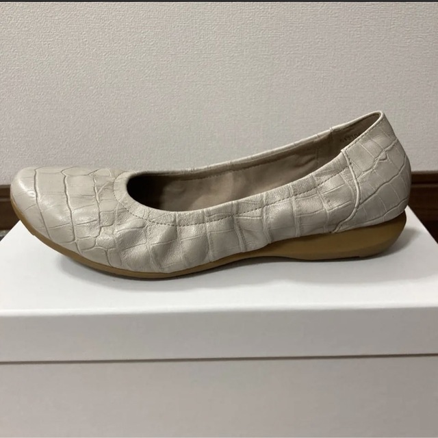 卑弥呼(ヒミコ)の卑弥呼　ヒミコ　フラットシューズ  ベージュ　22.5cm レディースの靴/シューズ(ハイヒール/パンプス)の商品写真