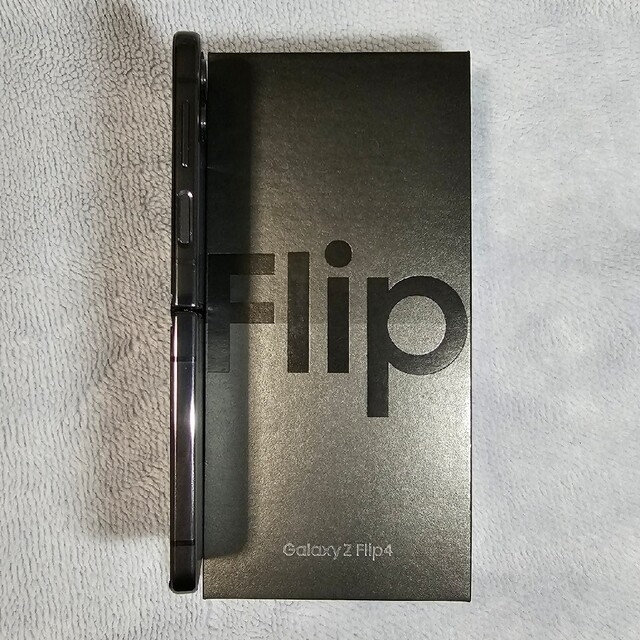 Galaxy(ギャラクシー)のSAMSUNG Galaxy Z Flip4 SCG17 グラファイト スマホ/家電/カメラのスマートフォン/携帯電話(スマートフォン本体)の商品写真