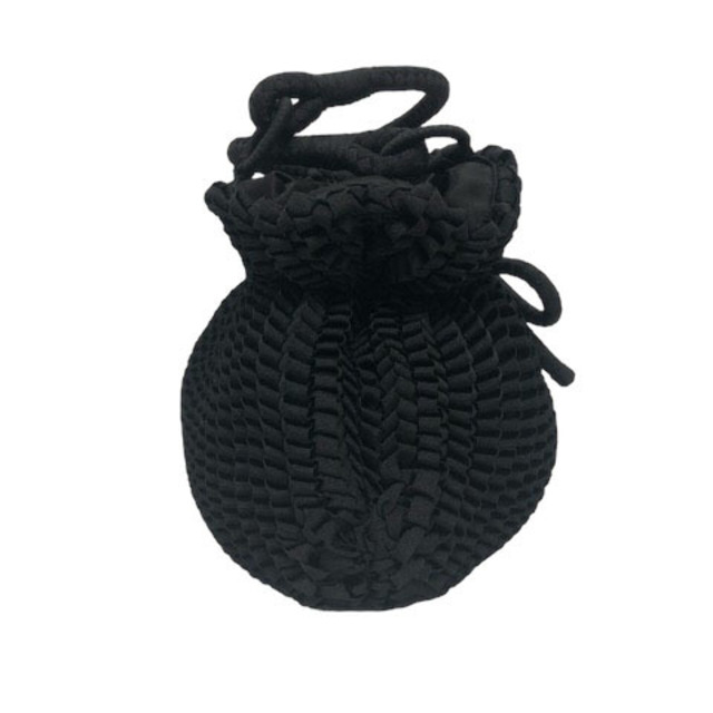 TO BE CHIC(トゥービーシック)のトゥービーシック ハンドバッグ トートバッグ リボンテープ編み  黒 ブラック レディースのバッグ(ハンドバッグ)の商品写真