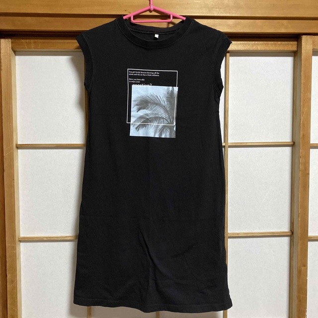 UNIQLO(ユニクロ)のユニクロ キッズ ワンピース ブラック 140センチ Tシャツ地 キッズ/ベビー/マタニティのキッズ服女の子用(90cm~)(ワンピース)の商品写真