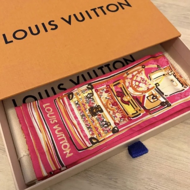 LOUIS VUITTON(ルイヴィトン)のルイ ヴィトン バンドー モノグラム　トランクケース　バッグ レディースのファッション小物(バンダナ/スカーフ)の商品写真