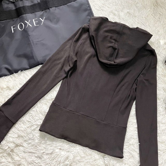 FOXEY NEW YORK】ストレッチリブ ロゴプレート パーカー 【激安セール