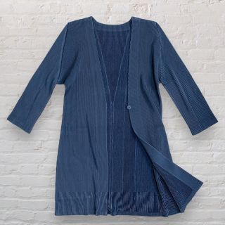 プリーツプリーズイッセイミヤケ(PLEATS PLEASE ISSEY MIYAKE)の美品 人気【PLEATS PLEASE】イッセイミヤケ プリーツカーディガン(カーディガン)