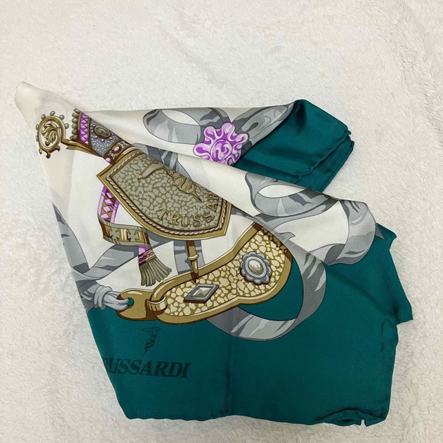 Trussardi(トラサルディ)のTRUSSALDI トラサルディ 大判シルクスカーフ 紋章柄 86cm×86cm レディースのファッション小物(バンダナ/スカーフ)の商品写真