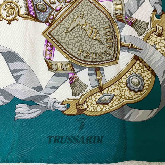 Trussardi(トラサルディ)のTRUSSALDI トラサルディ 大判シルクスカーフ 紋章柄 86cm×86cm レディースのファッション小物(バンダナ/スカーフ)の商品写真
