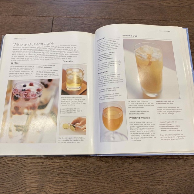 洋書カクテルレシピ本THE ULTIMATE BOOK OF COCKTAILS エンタメ/ホビーの本(料理/グルメ)の商品写真