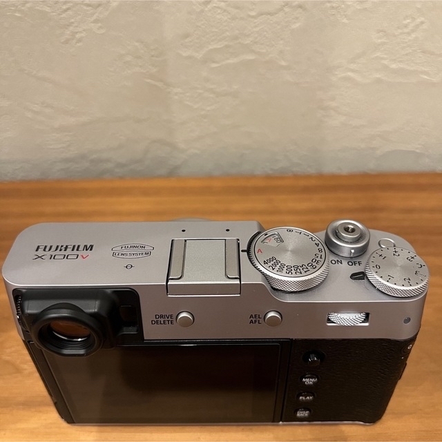 富士フイルム(フジフイルム)の【たーさん様】FUJIFILM X100V シルバー　美品　希少品含むおまけ多数 スマホ/家電/カメラのカメラ(コンパクトデジタルカメラ)の商品写真