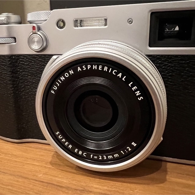 富士フイルム(フジフイルム)の【たーさん様】FUJIFILM X100V シルバー　美品　希少品含むおまけ多数 スマホ/家電/カメラのカメラ(コンパクトデジタルカメラ)の商品写真