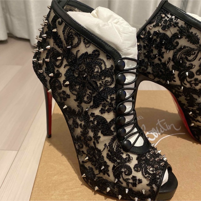 Christian Louboutin(クリスチャンルブタン)の新品未使用　クリスチャンルブタン　ブーティー　ショートブーツ　レース レディースの靴/シューズ(ブーティ)の商品写真