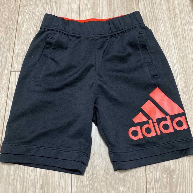 adidas(アディダス)のadidas ジャージ ハーフパンツ 110 キッズ/ベビー/マタニティのキッズ服男の子用(90cm~)(パンツ/スパッツ)の商品写真