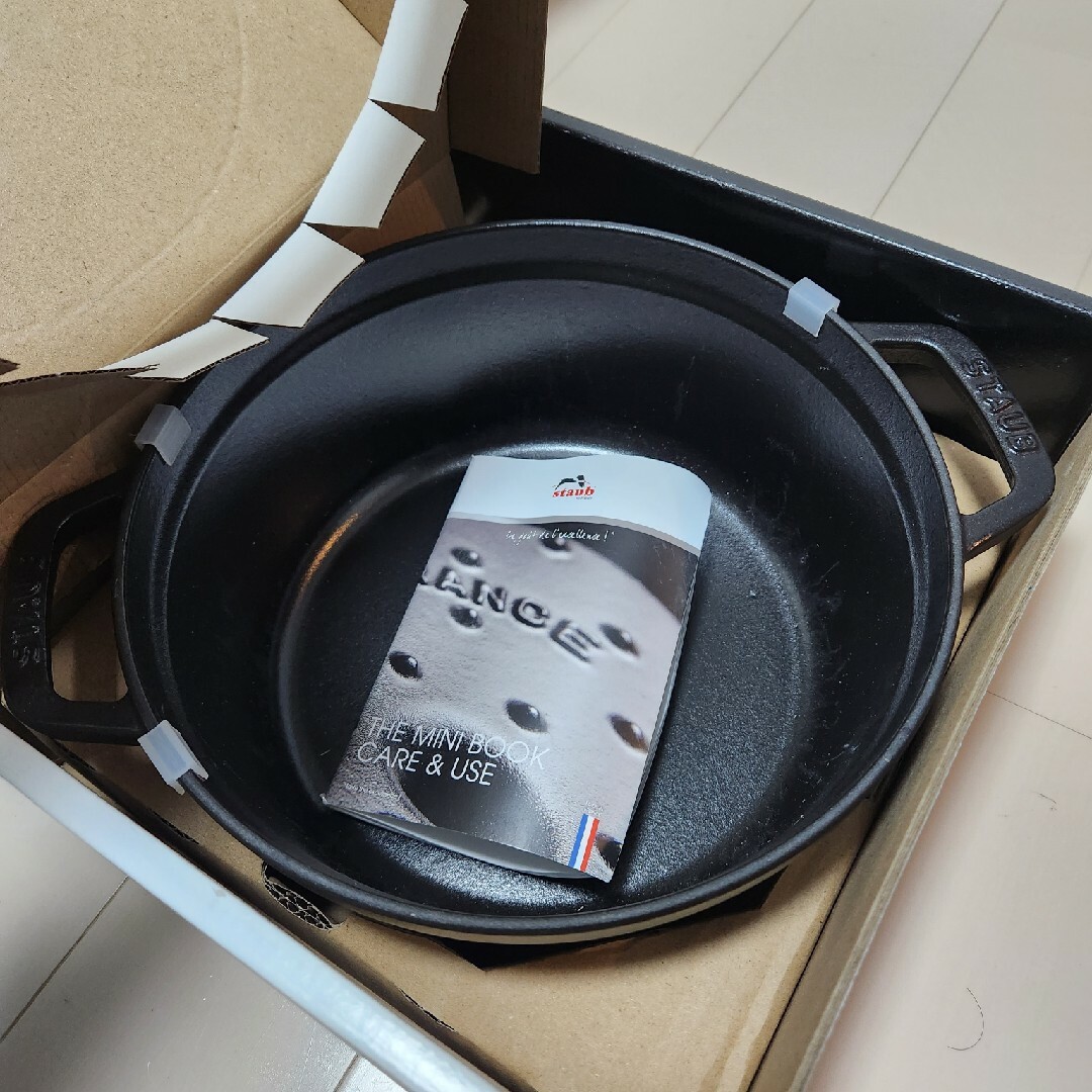 STAUB(ストウブ)のストウブ ピコ ココット ラウンド 24cm 黒 40500-241　STAUB インテリア/住まい/日用品のキッチン/食器(鍋/フライパン)の商品写真