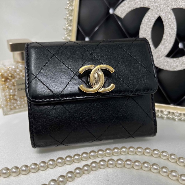 CHANEL(シャネル)のCHANEL シャネル 立体ココボタン 三つ折り財布 スモールフラップ ミニ財布 レディースのファッション小物(財布)の商品写真